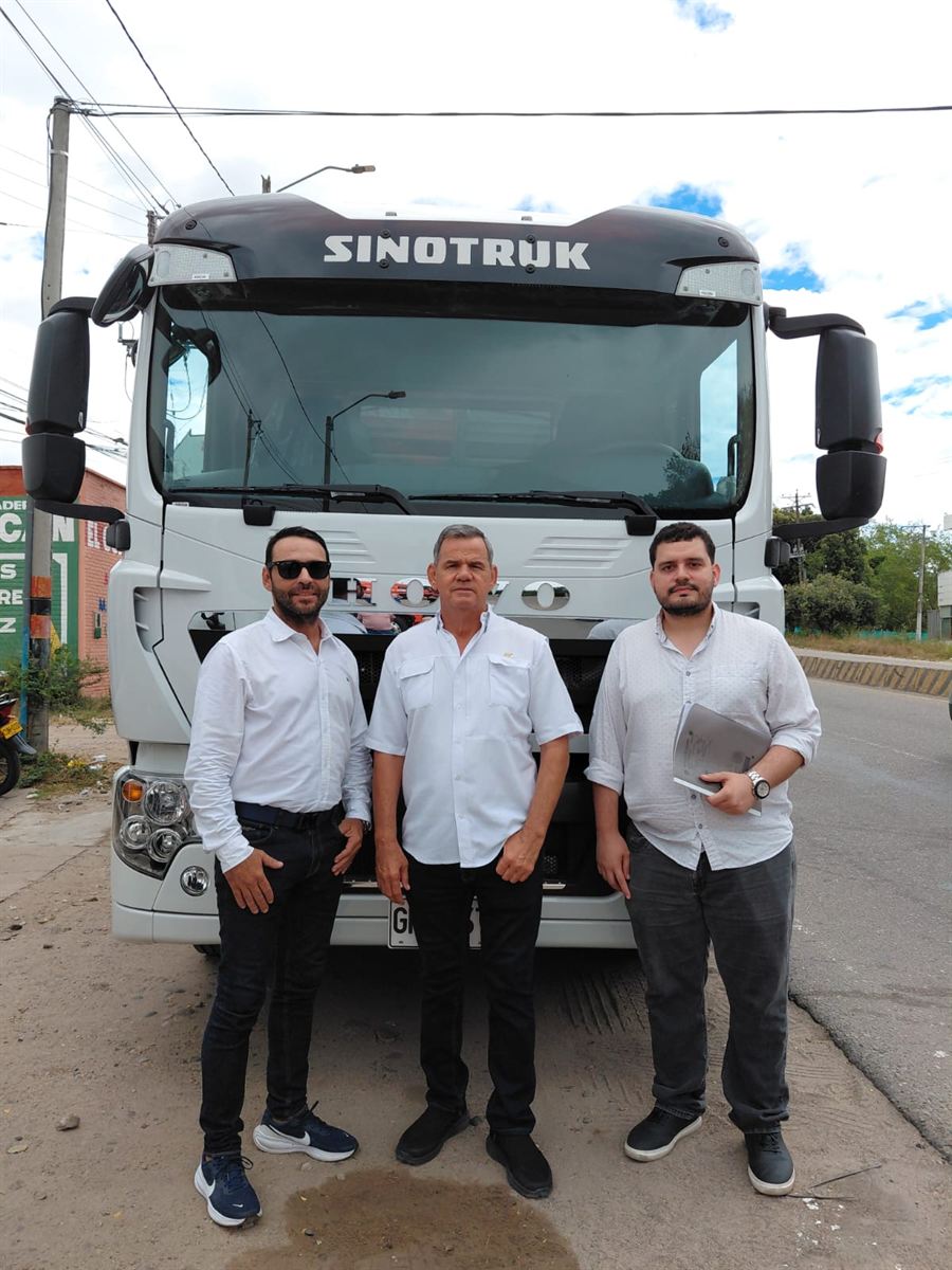 Equipo de ASETRANSCOLOMBIA en la entrega de un tractocamión Sinotruk HOWO